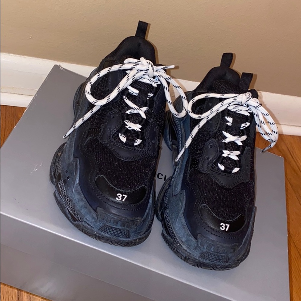 Triple S Black Balenciagas